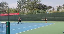 人拿著球拍在球場上打球 低可信度描述已自動生成