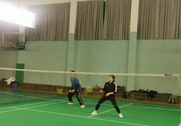 穿綠色上衣的人在球場上打球 低可信度描述已自動生成